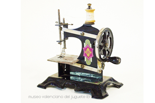 Registro de salida: «Máquina de coser de juguete con pedal» - Museos de  Tenerife - Museo de Historia y Antropología de Tenerife